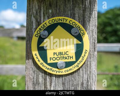 Segnavia pubblico su un posto (Dorset County Council) a Dorset, Regno Unito. Foto Stock