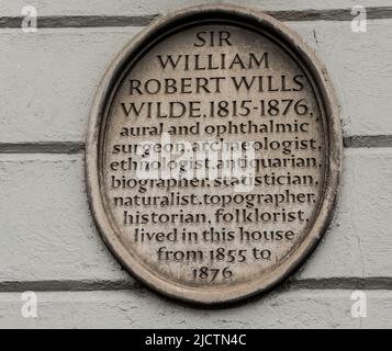 Una targa a Sir William Wilde, padre di Oscar Wildes, sul muro della casa di famiglia a Merrion Square, Dublino, Irlanda. Foto Stock