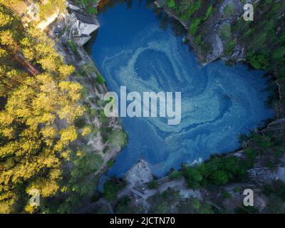 un lago a forma di cuore in montagna. foto da una vista a volo d'uccello. Foto Stock