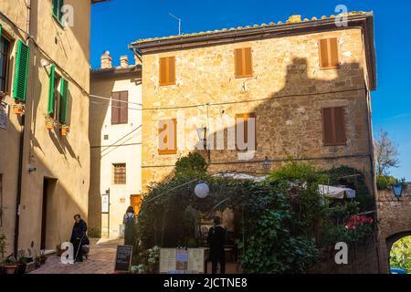 Pienza, Italia, 15 aprile 2022: Via medievale nel centro Foto Stock