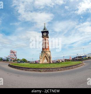 Skegness Clock Tower vicino alla Tower Esplanade e alla rotatoria su Lumley Road, Skegness, Lincolnshire, Inghilterra Foto Stock