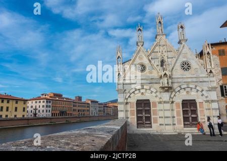 Pisa, 14 aprile 2022: Chiesa di Santa Maria della spina sulle rive dell'Arno Foto Stock