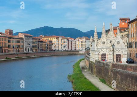 Pisa, 14 aprile 2022: Chiesa di Santa Maria della spina sulle rive dell'Arno Foto Stock