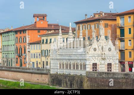 Pisa, 14 aprile 2022: Chiesa di Santa Maria della spina sulle rive dell'Arno Foto Stock