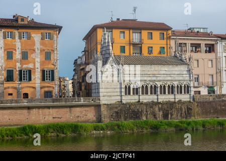 Pisa, 14 aprile 2022: Chiesa di Santa Maria della spina sulle rive dell'Arno Foto Stock