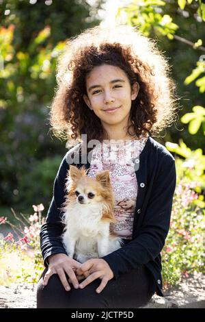 ritratto di una ragazza joung e la sua chihuahua Foto Stock