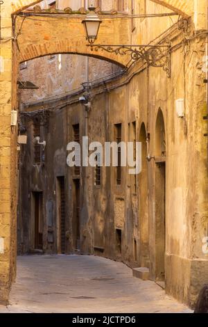 Antica strada tipica nel centro di Pistoia, Toscana, Italia Foto Stock