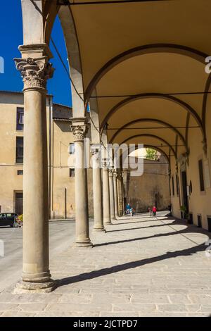 Pistoia, Italia, 18 aprile 2022: 'Spedale del ceppo', un antico ospedale nel centro della città Foto Stock