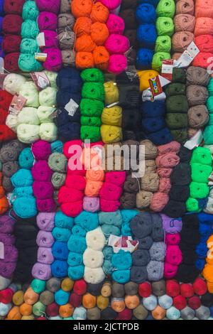 palle e matasse di filati colorati per maglieria in vendita. Foto di alta qualità Foto Stock