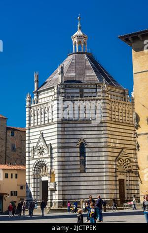 Pistoia, Italia, 18 aprile 2022: Veduta del Battistero di Pistoia Foto Stock