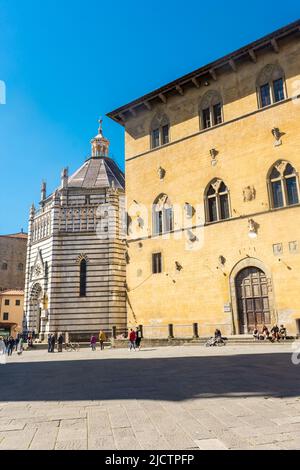 Pistoia, Italia, 18 aprile 2022: Veduta del Battistero di Pistoia Foto Stock