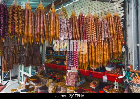 Tradizionale snack georgiano dolce Churchkhela nel bazar di Tbilisi, Georgia. Foto di alta qualità Foto Stock