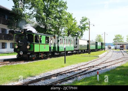 Prien, Baviera, Germania, 5 giugno 2022, treno della storica Chiemseebahn con locomotiva a vapore e cinque autovetture nel porto di Prien. Foto Stock