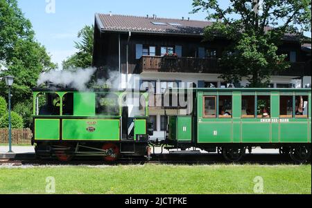 Prien, Baviera, Germania, 5 giugno 2022, Locomotiva a vapore della storica Chiemseebahn con auto a bordo. Foto Stock