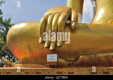 Primo piano di un gigante buddhas mano nel Wat Phra Yai Tempio (Grande Buddha Hill) - Pattaya, Thailandia Foto Stock