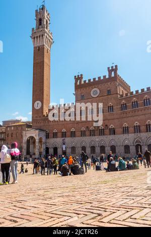 Siena, 17 aprile 2022: Piazza del campo e il municipio di Siena. Il centro storico di Siena è stato dichiarato Foto Stock