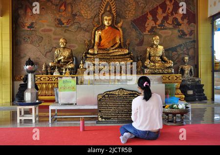 Buddista che prega nel Tempio Wat Phra Yai (Grande collina del Buddha) - Pattaya, Tailandia Foto Stock