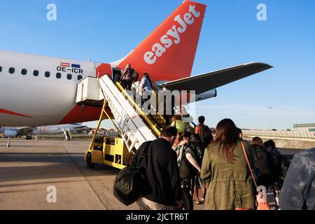 I passeggeri che si imbarcarano su un aereo Easyjet la mattina presto all'aeroporto di Lisbona, Portogallo. Foto Stock