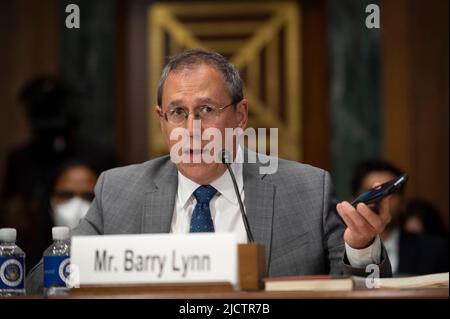 Barry Lynn, direttore esecutivo dell'Open Markets Institute, testimonia durante il sottocomitato giudiziario del Senato sulla politica della concorrenza, l'antitrust e l'audizione dei diritti dei consumatori di esaminare l'impatto del consolidamento su famiglie e consumatori, concentrandosi sulla formula del bambino e oltre, su Capitol Hill a Washington, DC, mercoledì 15 giugno 2022. Credito: Cliff Owen/CNP Foto Stock