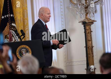 Washington, Vereinigte Staaten. 15th giugno 2022. Il presidente degli Stati Uniti Joe Biden parte da un ricevimento che celebra il mese dell'orgoglio alla Casa Bianca di Washington, DC, 15 giugno 2022. Credit: Chris Kleponis/CNP/dpa/Alamy Live News Foto Stock