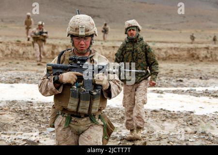Marines degli Stati Uniti con 1st battaglione, 8th reggimento marino, squadra di combattimento regimentale 6, pattugliamento verso il villaggio di Payawak, provincia di Helmand, Afghanistan A. Foto Stock