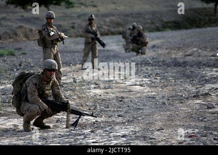 I Marines degli Stati Uniti con 1st battaglione, 8th Regiment Marino (1/8), squadra di combattimento regimentale 6, si arrestano durante una pattuglia di sicurezza nel Fulads, provincia di Helmand, A. Foto Stock