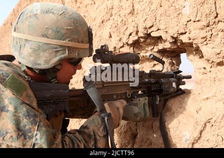 La Marina degli Stati Uniti con la squadra combinata anti-armor (CAAT), la compagnia di armi, 2D battaglione, 9th Marines, la squadra di combattimento regimental 5 guarda attraverso il fucile com Foto Stock