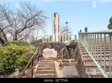 nagasaki, kyushu - dicembre 11 2021: Scale che conducono alla sala commemorativa nazionale della pace di Nagasaki per le vittime della bomba atomica attraverso monumenti a forma di cherr Foto Stock