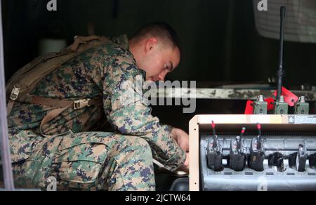 Una Marina statunitense con Charlie Company, 1st Battaglione, 8th Marine Regiment (1/8), 2D Marine Division, sta operando e gestendo le radio nella Landing zone Foto Stock