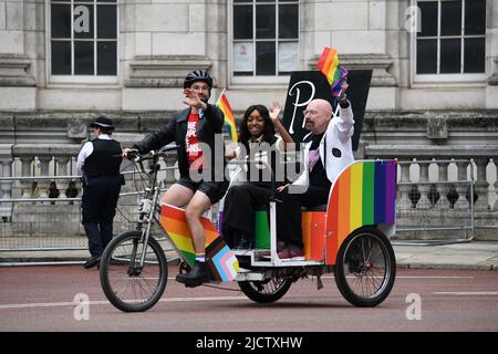 Londra, UK, 5th giu 2022, Platinum Jubilee Pageant lungo il Mall. Da Westminister a Buckingham Palace. Il tempo delle nostre vite, parte 2 del Pageant. La corteo giubilante mostra i 70 anni del Regno di Elisabetta dal 1952 al 2022. 1970s in questa parte, Andrew Lalchan Photography/Alamy Live News Foto Stock