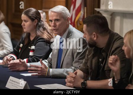 I senatori degli Stati Uniti Rob Portman, R-OH, al centro, incontrano l'ambasciatore ucraino negli Stati Uniti, Oksana Markarova, a sinistra, E altri membri del Parlamento ucraino per informarli sugli ultimi eventi riguardanti l'invasione ingiustificata e provocata della Russia dell'Ucraina nella stanza di Mansfield del Campidoglio degli Stati Uniti mercoledì 15 giugno 2022. Dopo settimane di combattimenti, l'esercito russo è in controllo di almeno il 80% di Severodonetsk -- una città nell'Ucraina orientale si ritiene essere la più grande che è ancora sotto un certo controllo ucraino. Foto di Ken Cedeno/UPI Foto Stock