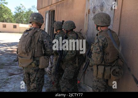 I Marines statunitensi con Charlie Company, 1st Battaglione, 8th Regiment Marino (1/8), 2D Divisione Marina, stanno decidendo quale via di approccio usare per attraversare Foto Stock