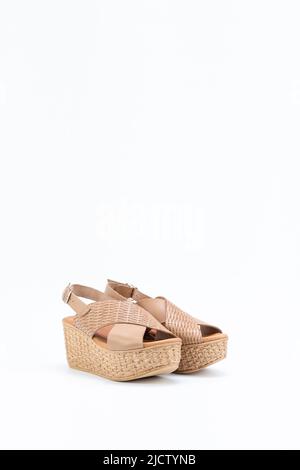 Paio di scarpe da donna con sandali beige isolate su sfondo bianco. Foto Stock