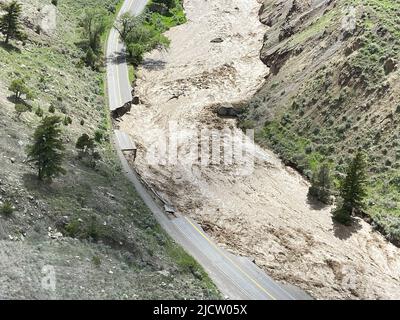 Yellowstone, Stati Uniti. 13th giugno 2022. La strada di ingresso nord da Gardiner a Mammoth è lavata fuori dopo le piogge record e la fusione della neve ha causato le inondazioni distruttive che chiudono il parco nazionale di Yellowstone all'inizio dell'alta stagione, 13 giugno 2022 a Yellowstone, Montana. Credit: Doug Kraus/NPS Photo/Alamy Live News Foto Stock