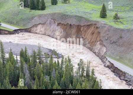 Yellowstone, Stati Uniti. 13th giugno 2022. L'ingresso nord-est del parco nazionale di Yellowstone è lavato fuori dopo le piogge record e la fusione della neve ha causato le inondazioni distruttive che chiudono il parco all'inizio della stagione intensa, 13 giugno 2022 a Yellowstone, Montana. Credit: Jacob W. Frank/NPS Photo/Alamy Live News Foto Stock