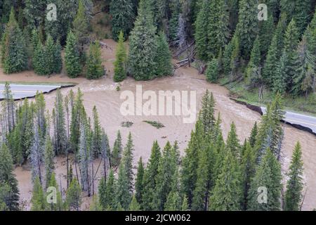 Yellowstone, Stati Uniti. 13th giugno 2022. L'ingresso nord-est del parco nazionale di Yellowstone è lavato fuori dopo le piogge record e la fusione della neve ha causato le inondazioni distruttive che chiudono il parco all'inizio della stagione intensa, 13 giugno 2022 a Yellowstone, Montana. Credit: Jacob W. Frank/NPS Photo/Alamy Live News Foto Stock