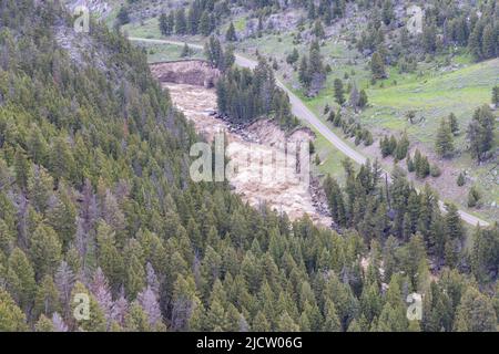 Yellowstone, Stati Uniti. 13th giugno 2022. L'ingresso nord-est del parco nazionale di Yellowstone è lavato fuori dopo le piogge record e la fusione della neve ha causato le inondazioni distruttive che chiudono il parco all'inizio della stagione intensa, 13 giugno 2022 a Yellowstone, Montana. Credit: Jacob W. Frank/NPS Photo/Alamy Live News Foto Stock