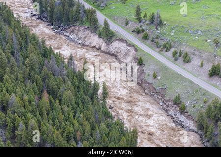 Yellowstone, Stati Uniti. 13th giugno 2022. L'ingresso nord-est del parco nazionale di Yellowstone è lavato fuori dopo le piogge record e la fusione della neve ha causato le inondazioni distruttive che chiudono il parco all'inizio della stagione intensa, 13 giugno 2022 a Yellowstone, Montana. Credit: Jacob W. Frank/NPS Photo/Alamy Live News Foto Stock