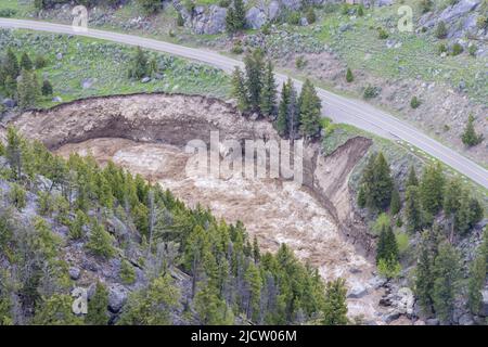 Yellowstone, Stati Uniti. 13th giugno 2022. L'ingresso nord-est del parco nazionale di Yellowstone è lavato fuori dopo le piogge record e la fusione della neve ha causato le inondazioni distruttive che chiudono il parco all'inizio della stagione intensa, 13 giugno 2022 a Yellowstone, Montana. Credit: Jacob W. Frank/NPS Photo/Alamy Live News Foto Stock