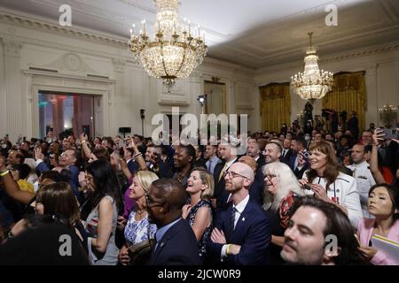 Washington, Stati Uniti. 15th giugno 2022. I visitatori ascoltano durante un evento Pride Month nella Sala Est della Casa Bianca a Washington, DC mercoledì 15 giugno 2022. Il Presidente Biden ha firmato un ordine esecutivo per promuovere la parità per gli individui LGBTQI durante l'evento. Foto di Ting Shen/UPI Credit: UPI/Alamy Live News Foto Stock