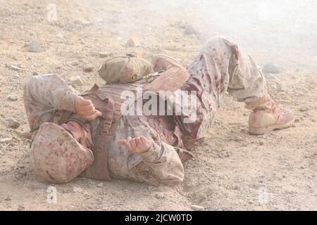 Un giocatore di ruolo civile agisce come un incidente ferito simulato per i marines degli Stati Uniti con la sede centrale & l'azienda di servizio, 1st Battaglione, 8th Regiment marino ( Foto Stock