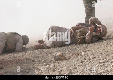 I giocatori di ruolo civili stanno agendo come vittime simulate per i marines degli Stati Uniti con la sede centrale & la società di servizio, 1st battaglione, 8th Regiment marino (1/8 Foto Stock