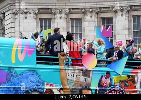 Londra, UK, 5th giu 2022, Platinum Jubilee Pageant lungo il Mall. Da Westminister a Buckingham Palace. Il tempo delle nostre vite, parte 2 del Pageant. La corteo giubilante mostra i 70 anni del Regno di Elisabetta dal 1952 al 2022. 1980s in questa parte, Andrew Lalchan Photography/Alamy Live News Foto Stock