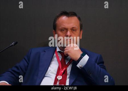 San Pietroburgo, Russia. 15th giugno 2022. Andrey Nikitin, Governatore della Regione di Novgorod, durante una sessione "Nuova strategia per le PMI: Sfide, opportunità e soluzioni" nell'ambito del Forum economico Internazionale 2022 di San Pietroburgo (SPIEF 2022). Credit: SOPA Images Limited/Alamy Live News Foto Stock