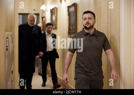 Kiev, Ucraina. 15th giugno 2022. Il presidente ucraino Volodymyr Zelenskyy, a destra, scorta il primo ministro albanese Edi Rama, a sinistra, e il primo ministro del Montenegro Dritan Abazovic, durante le riunioni trilaterali presso il palazzo dell'amministrazione presidenziale, il 15 giugno 2022 a Kiev, Ucraina. Credit: Sarsenov Daniiar/Ukraine Presidency/Alamy Live News Foto Stock