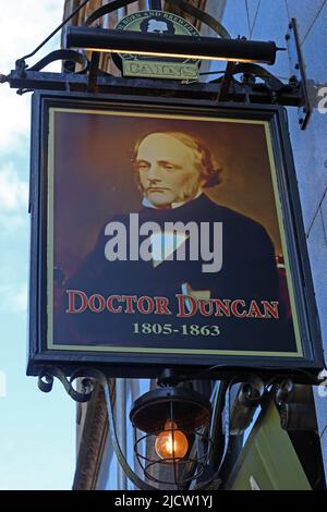 Cains Public House - Liverpool's Dr Duncan, medico 1805-1863, Real ale CAMRA bar a St John's Lane, Queen Square, Liverpool, Merseyside, Inghilterra, Regno Unito Foto Stock