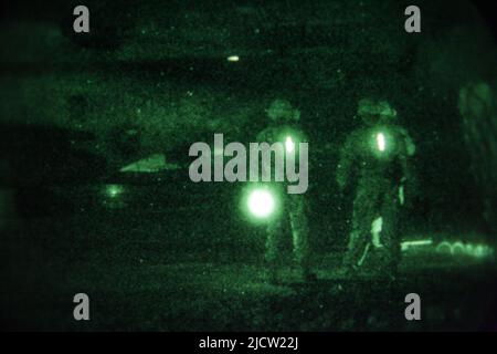 US Marines preparano per una notte CH-53 fornitura pick up a Kajaki, Helmond Provincia, Afghanistan. Foto Stock