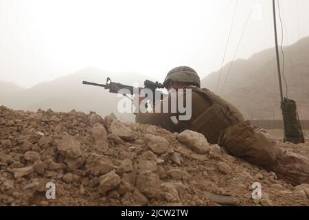 I Marines DEGLI STATI UNITI con 1st battaglione, 8th il fuoco di ritorno del reggimento marino dalle posizioni coperte dalle mitragliatrici nemiche, Kajaki, Afghanistan. Foto Stock