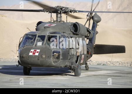 Un elicottero UH-60 dell'esercito degli Stati Uniti si prepara a sollevarsi dopo aver ricevuto un residente afghano locale ferito dopo aver subito una ferita da sparo a Kajaki, afghano Foto Stock