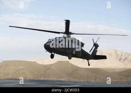 Un elicottero UH-60 dell'esercito degli Stati Uniti si prepara a sollevarsi dopo aver ricevuto un residente afghano locale ferito dopo aver subito una ferita da sparo a Kajaki, afghano Foto Stock